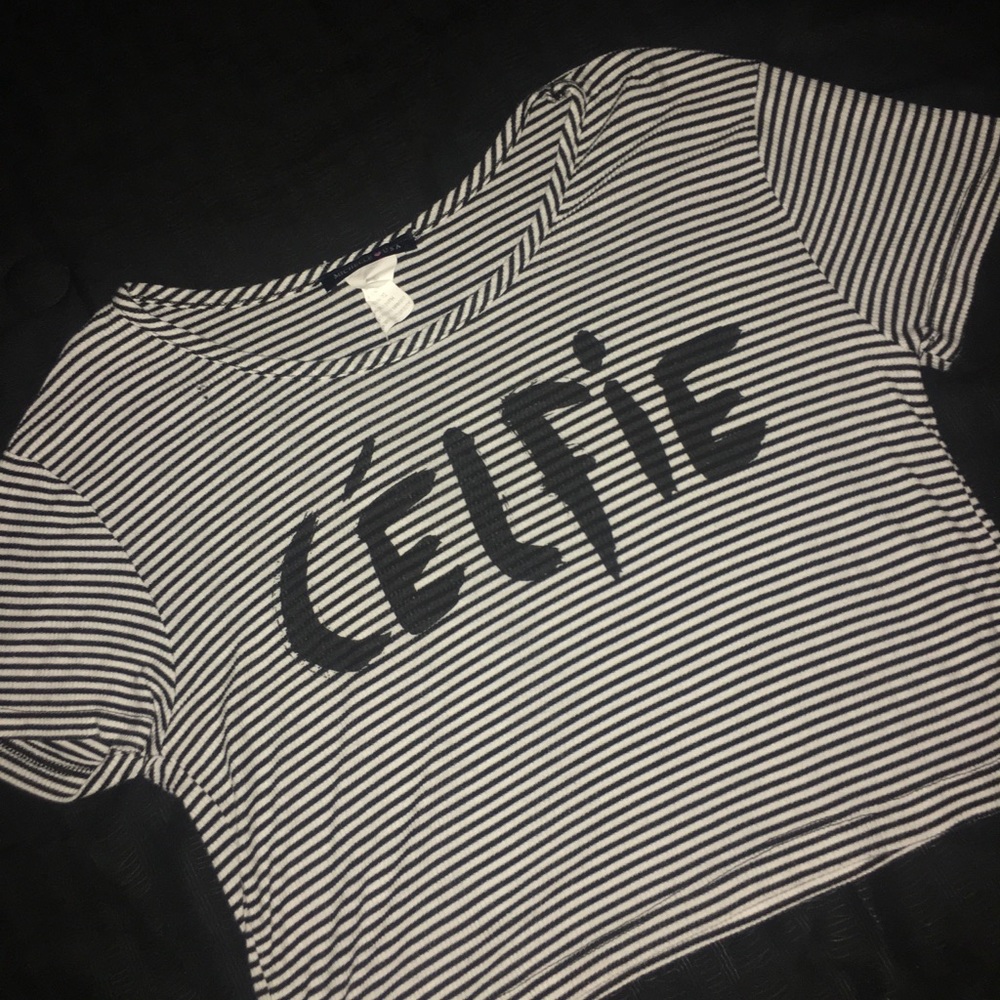 Cropped graphic top